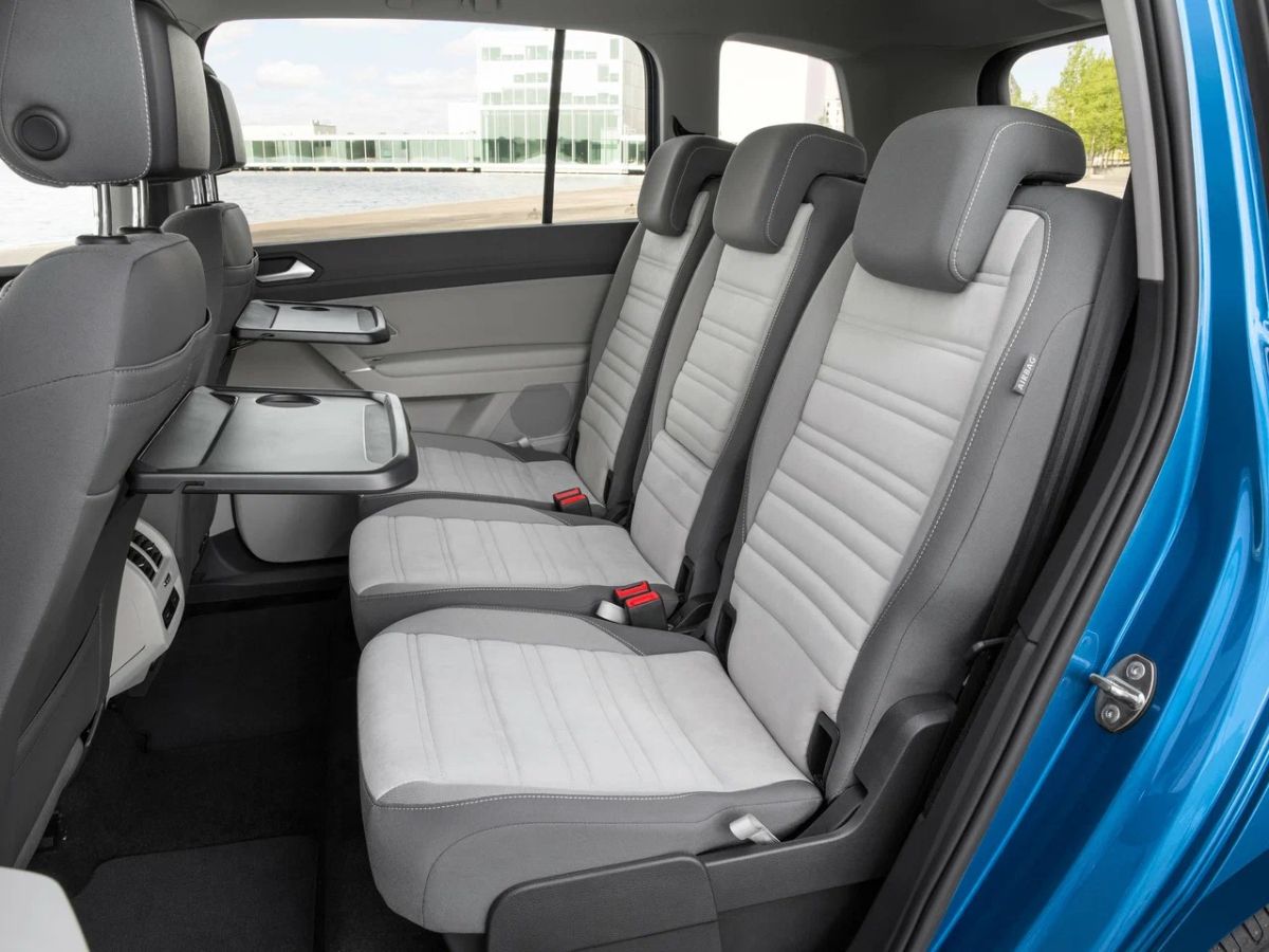 Чистый салон такси минивэн с детским креслом для поездки в Украину