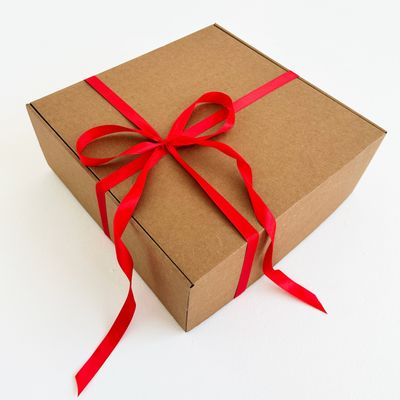 3 штуки - Подарочная коробка GILEV 37х37х14см с наполнителем и красной лентой