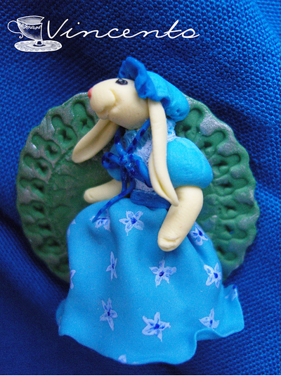 Объёмная брошь в стиле Алисы в Страны Чудес "Кроля в голубом"