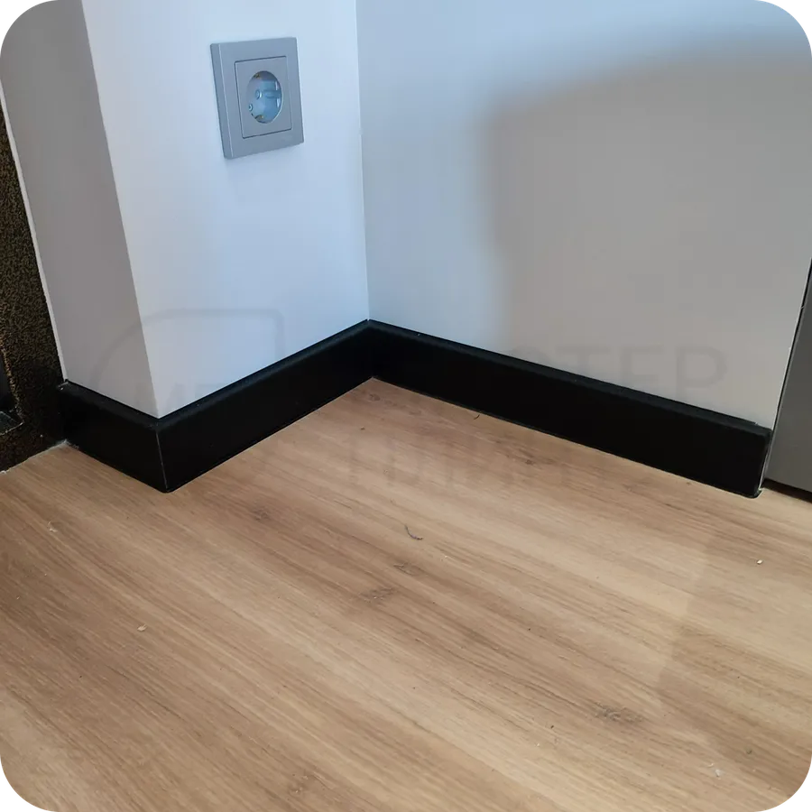 Премиальное исполнение: монтаж черного плинтуса Dollken Cubu Flex Life 80 - безупречное решение для взыскательных клиентов.