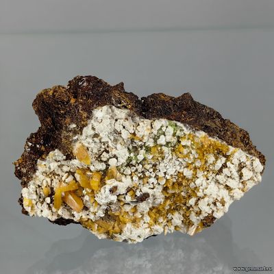 Вульфенит, кальцит (?), лимонит. Мексика. 66*45*27мм