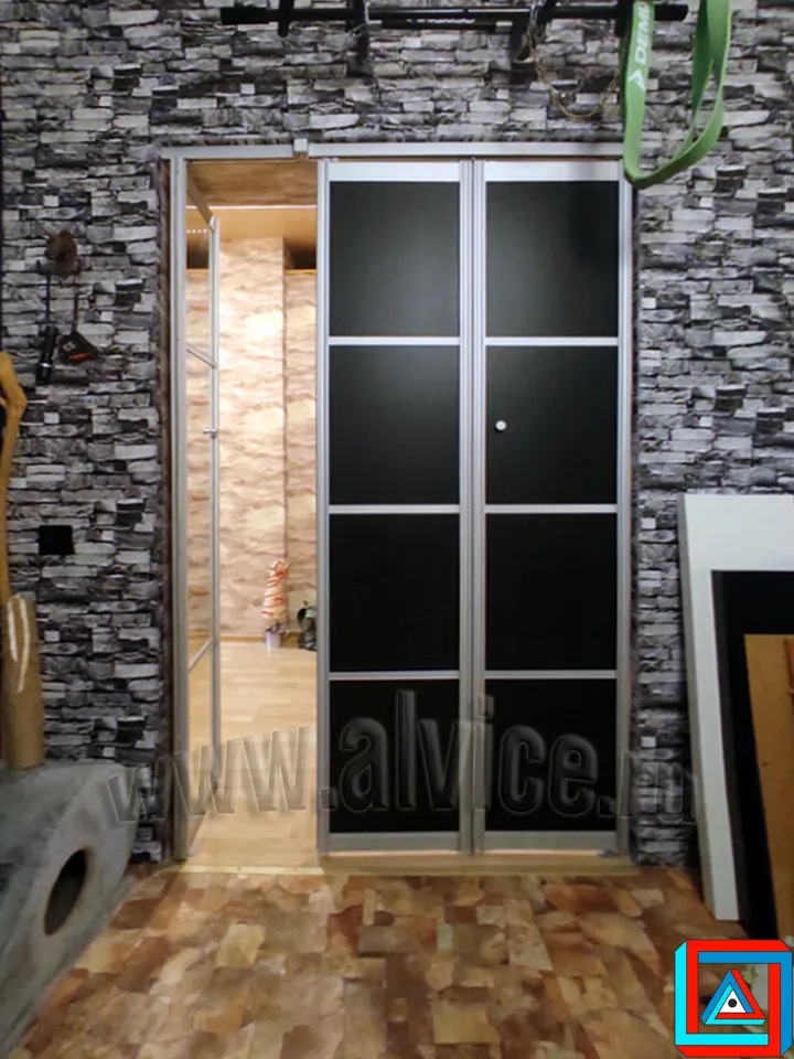 И одна распашная створка