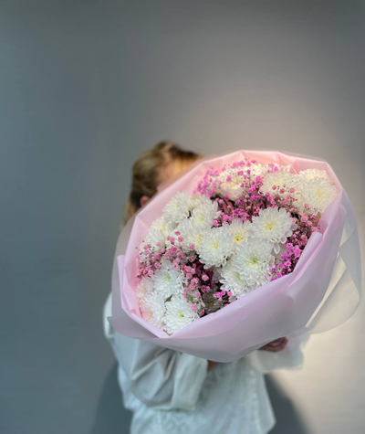 Букет из хризантемы и гипсофилы