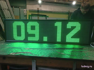 Уличные часы-[88:88]-t-370х1330мм (зеленые)