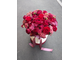 Букет в шляпной коробке из кустовых и классических красных роз, ахиллеи. Доставка букетов