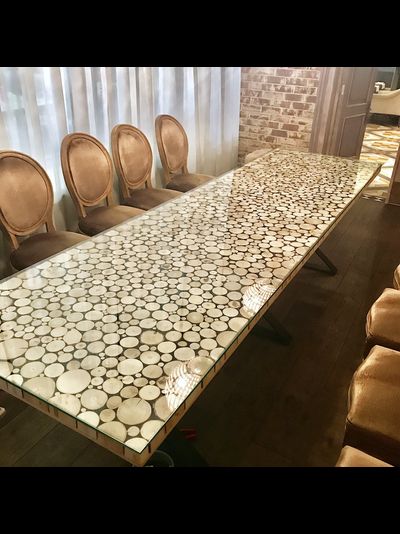стол из спилов разных пород дерева со стеклом