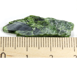 Хромдиопсид, полировка с одной стороны, Россия, Якутия (32*11*4,5 мм, 2,4 г) №28390