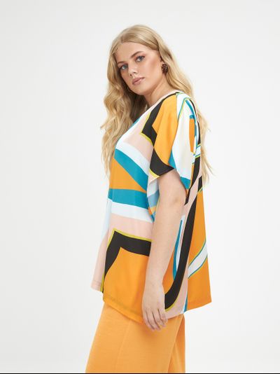 Яркая летняя блуза с красочным принтом