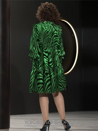 Вечернее платье яркого зеленого цвета с черным принтом "волна"