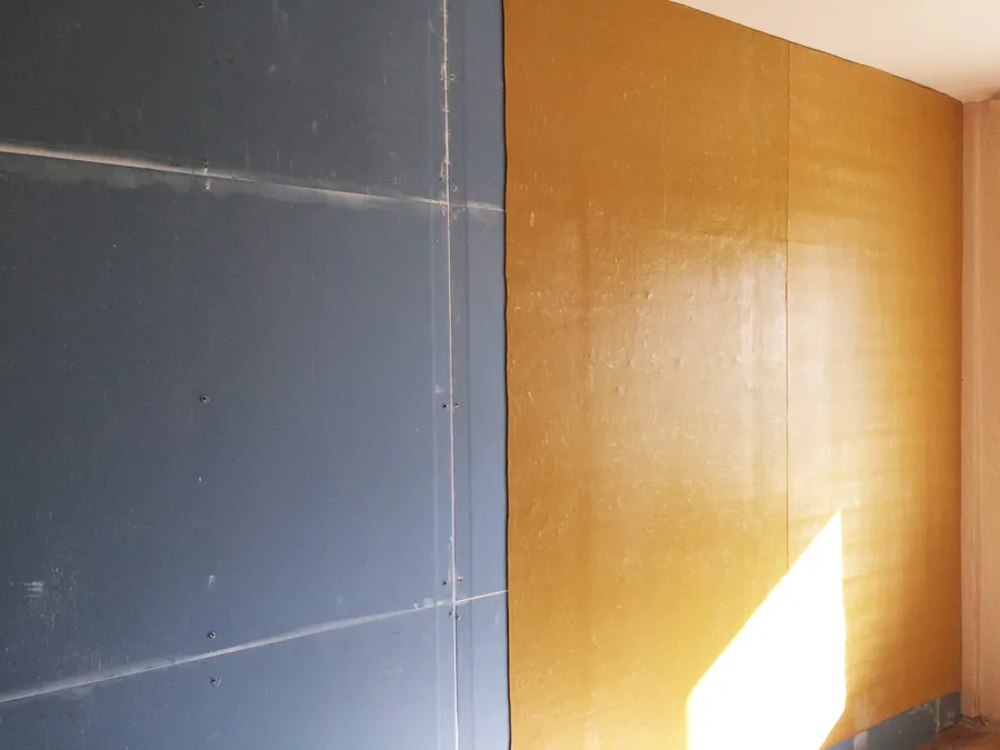 Мембрана "Звукоизол ВЭМ 4 мм смк" между "ГКЛЗ"(гипсокартон акустический) в 2 слоя обеспечивает дополнительное подавление воздушного шума(Rw) до 40 дБ