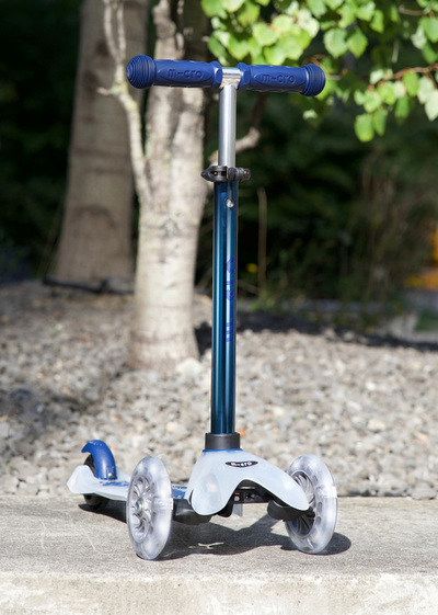 Самокат Mini Micro Deluxe Flux LED синий неохром