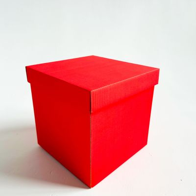 Красная подарочная коробка GILEV 30х30х30см с крышкой и наполнителем