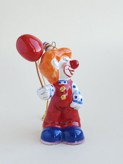 Клоун с воздушным шариком - цирк