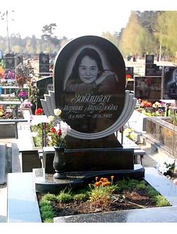 Круглый памятник на могилу дочери