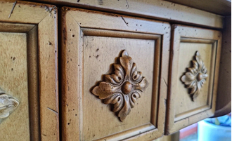 Навесной шкаф с отделением для тарелок.