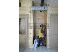 Рулонной шторой в качестве дверки удобно пользоваться так как она открывается вверх и не занимает места. Открывается одним движением руки.