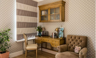 Полка для книг со стеклянными дверьми.