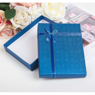Коробка подарочная. Цвет: синий. Размеры: 16 х 12 х 3 см