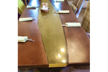 Стол-река из карагача. Сеть семейных кафе  "Андерсон", г.Москва, работа spilcenter.com