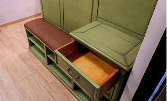 Вешалка для прихожей с тумбой под обувь и высокой тумбой с ящиками.