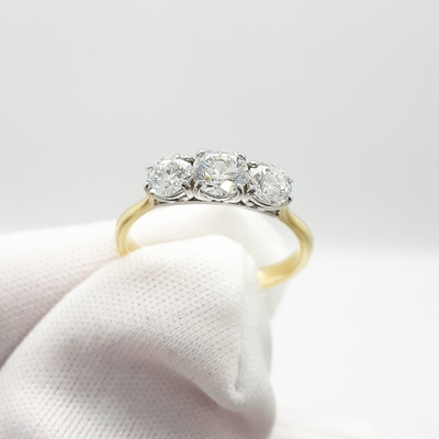 Кольцо с тремя бриллиантами