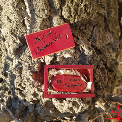 Деревянная флешка в футляре с гравировкой