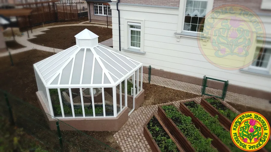 ранжерея в изысканном английском стиле, выполнена из стекла и алюминия. Шестигранная конструкция диаметром 5 метров с оптимальной эргономикой внутреннего пространства. Фундамент выполнен из бетона и облицован керамогранитом.