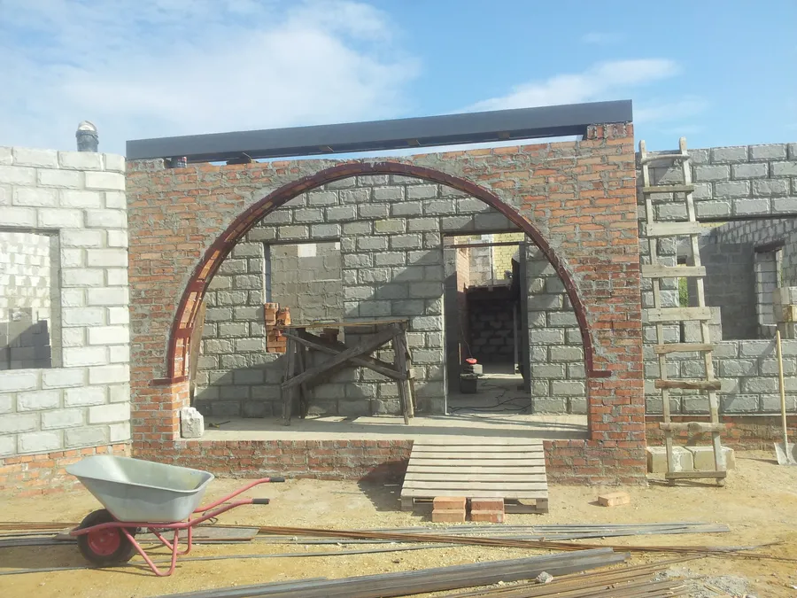 Устройство арки парадного входа.
Блок БЭСТ Саратов.