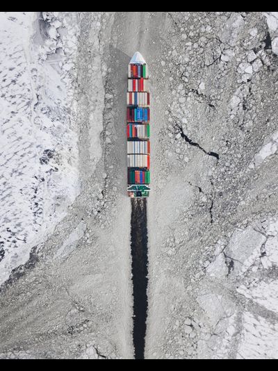 Купить греющую картину с фото грузового корабля во льдах финского залива