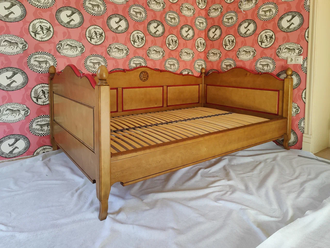 Кровать, в виде софы на резных ножках.