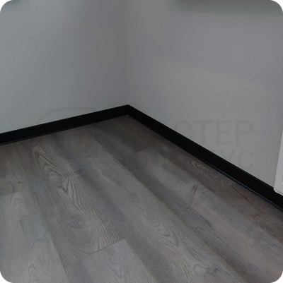 Плинтус ХДФ Dollken S60 Flex Life TOP 60мм Х 2,575 м - 1144 Черный в интерьере 6