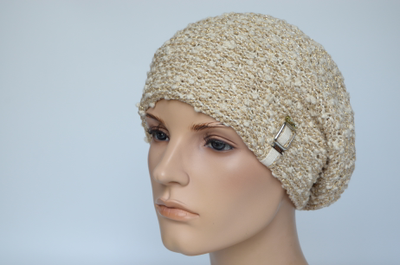 Золотистый берет женский вязаный