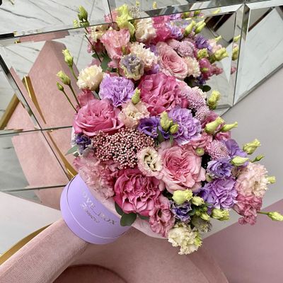 Букет в шляпной коробке микс цветов №4 S