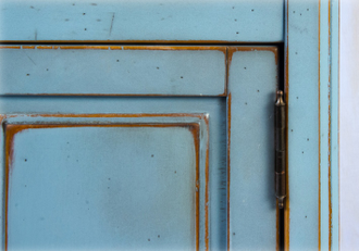 Этажерка с нижней тумбой с дверьми.