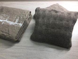 Подарочные наборы (2 подушки+ плед с лого) в упаковке "под ключ"