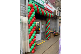 Украшение шарами вход в торговую точку
