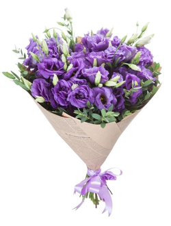 Букет из фиолетовых эустом в крафте