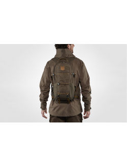 Fjallraven Lappland Hike 15 Dark Olive на спине человека