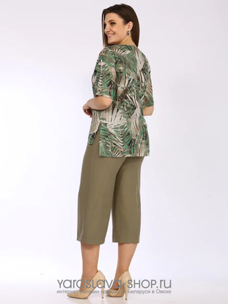 Летний костюм: брюки-кюлоты цвета хаки и блуза с лиственным рисунком