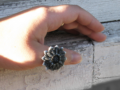 "Мерцание Ночи" - кольцо с серебристыми лепестками