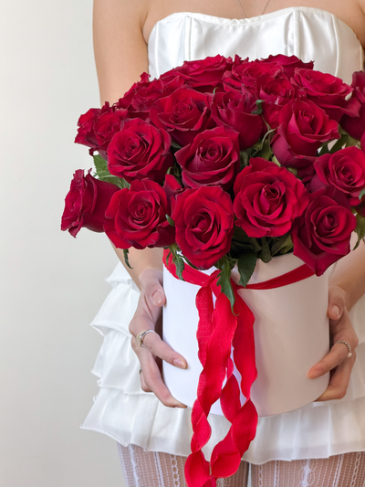 Шляпная коробка из 25 красных роз