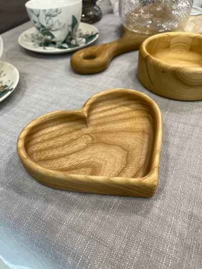 Тарелочка в виде сердца: диаметр 14 см, дуб