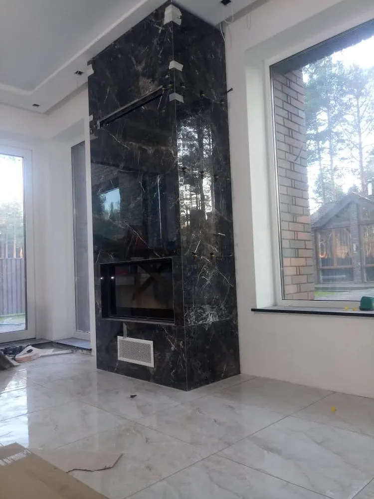 облицовка крупноформатным керамогранитом камина