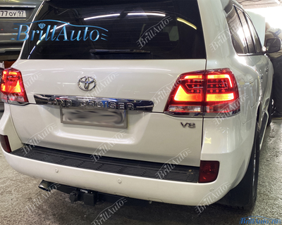 Cтопы Toyota Land Cruiser 200 07-15 в стиле 21 года LED (красные с белым низом)