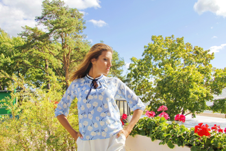 Блуза голубая с цветами