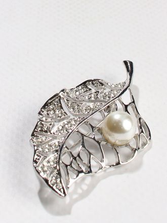 Брошь "Лист и жемчужина" белый металл