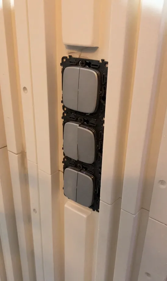 Еще один вариант подготовки мест под выключатели и розетки. Реноватором срезается рельеф панели до её основания, края закругляются. В деле поможет стамеска, наждачка и шлифовальная губка.