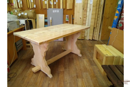 Стол с фигурной ножкой