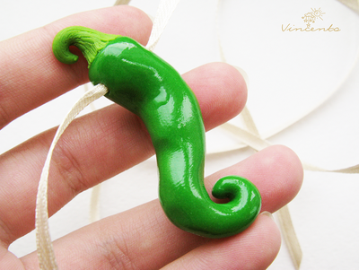 Зелёный перец чили. Кулоны ручной работы из полимерной глины