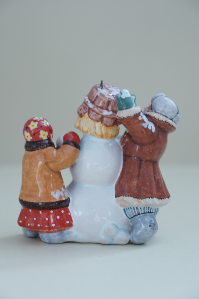 Дети лепят снеговика